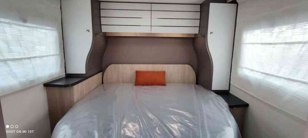 camping-car CHAUSSON TITANIUM 788    intérieur / couchage principal